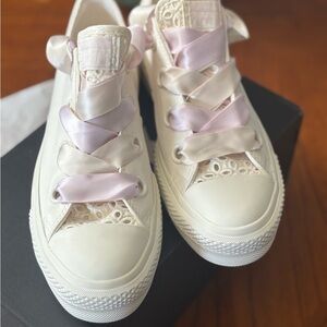 Converse Women's lifted Cream Sneakers with Lavender Satin Laces